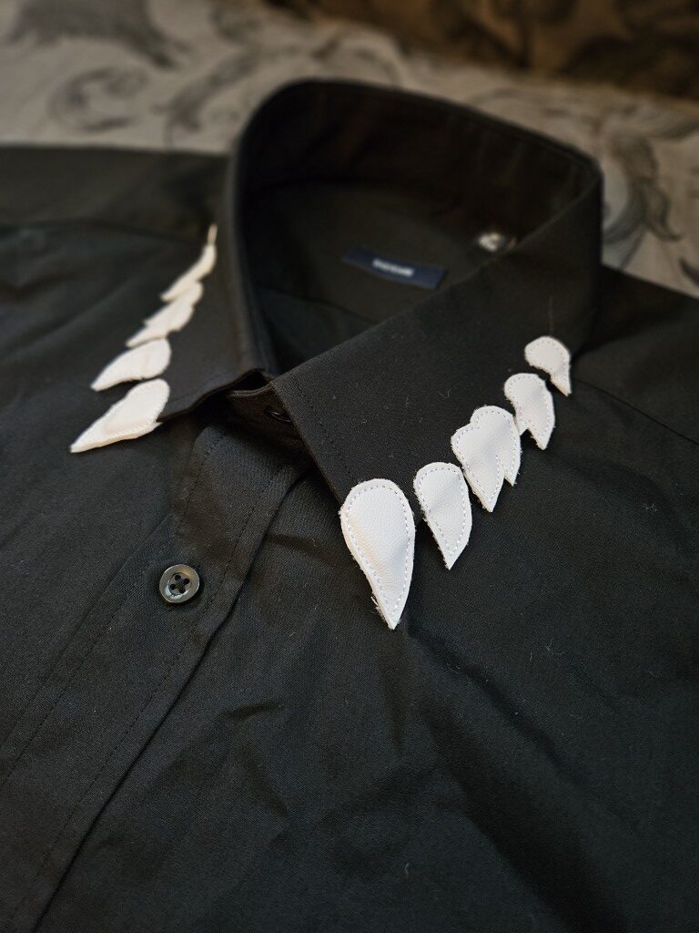 Fangs! Collar shirt with leatherette applique teeth